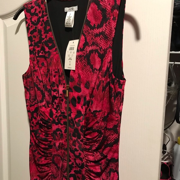 Sexy, but classy, Cache front zippered, animal print dress - Picture 2 of 4